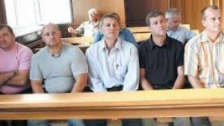 Разрешиха на полицаите, арестувани  по случая "Чората" да се...
