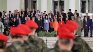 Млади войници козируваха на Цвета Караянчева в Панагюрище (СНИМКИ)