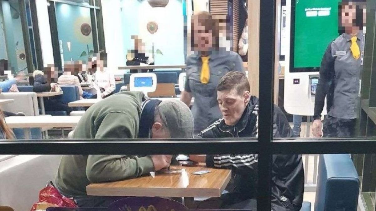 Наглеци шмъркат пред деца в "Макдоналдс", но си го получиха 