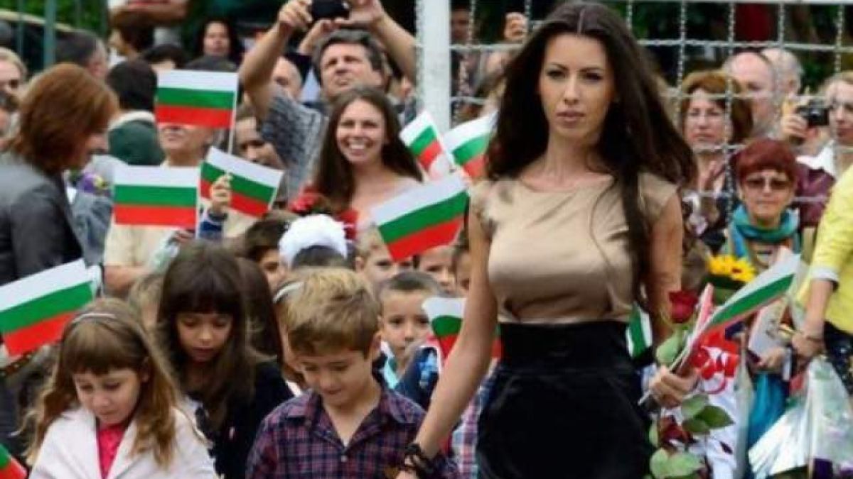 Помните ли сексапилната учителка Силвия Зубева? Лъсна на палава полугола СНИМКА