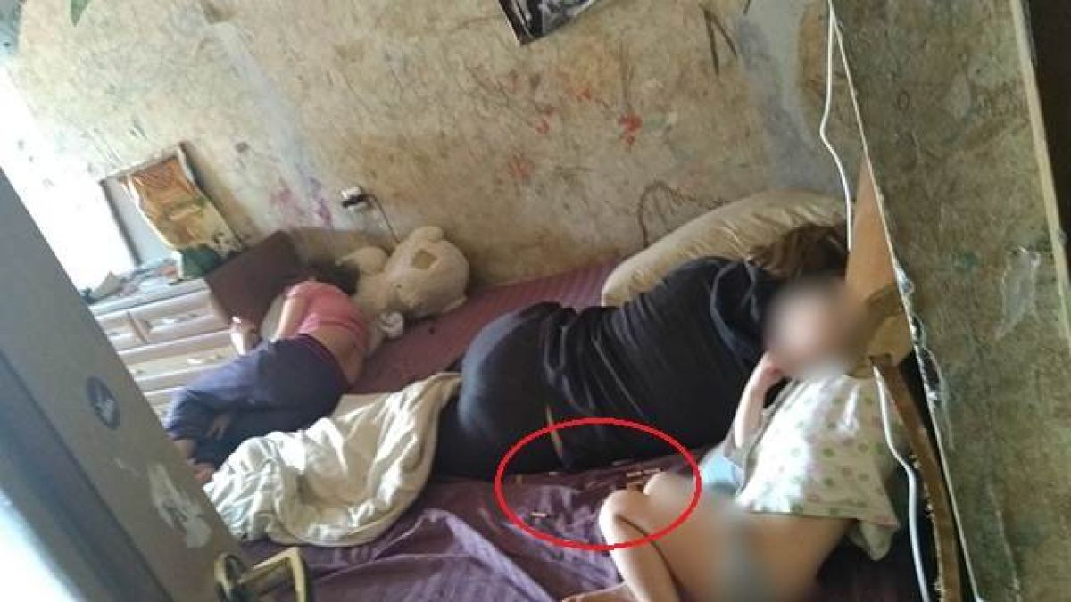 Спят сред изпражнения и фасове! Шокиращи СНИМКИ 18+ на спасените "деца - маугли"
