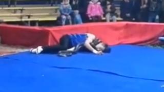 Змия удуши цирков артист пред публиката (ВИДЕО 18+)