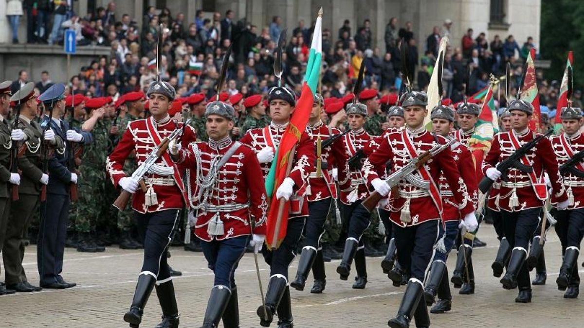 20 артилерийски салюта и ретро техника в Деня на храбростта