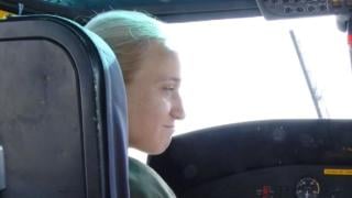 Приказна руса красавица пилотира роден боен хеликоптер "Пантер" (СНИМКИ/ВИДЕО)