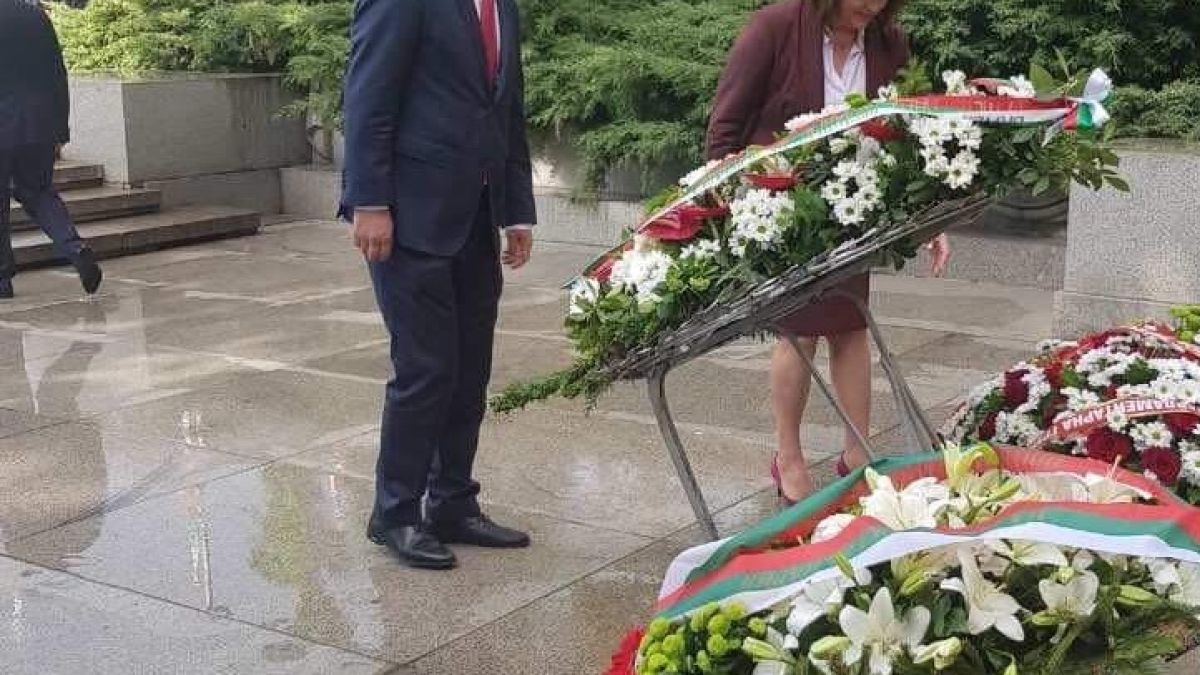 Нинова показа СНИМКА с гореща прегръдка с Радев