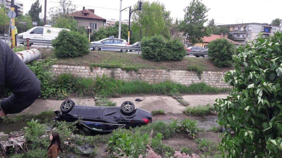И децата от ужаса край „Герена“ полетели в реката!(СНИМКИ 18+)