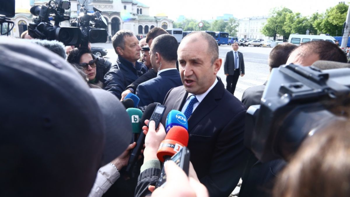 Фоторепортаж в БЛИЦ: Румен Радев положи венец пред Паметника на незнайния воин 