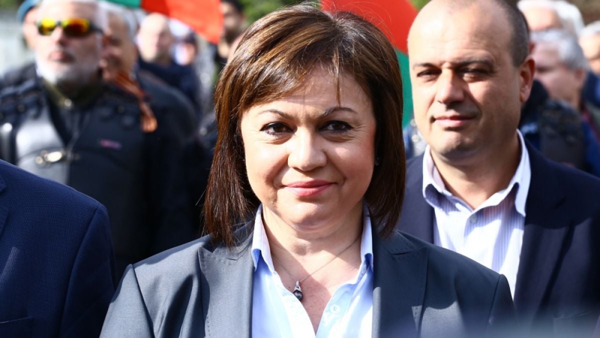 Нинова от паметника на Съветската армия: Честита победа над хитлерофашизма (СНИМКИ)