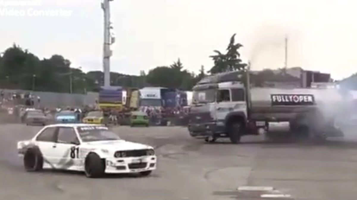 Уникално зрелище: BMW Е30 срещу бензиновоз в страхотен дрифт (ВИДЕО)