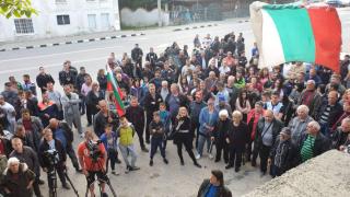 Напрежението в Кърнаре ескалира! Протестиращи тръгнаха към циганската махала (СНИМКИ)