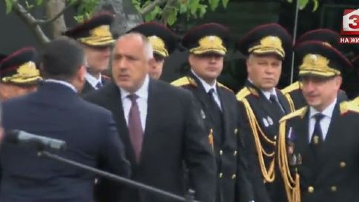 Взрив и свръхоръжие, подчиняващо всеки за 5 секунди, изумиха Борисов! (СНИМКИ) 