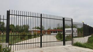 В селото на фермера, прегазил крадливия циганин, араби вдигат луксозни имения