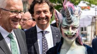 Германска политичка развя голи гърди на изложение, надявала се да не я познаят (СНИМКИ 18+)