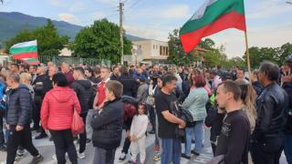 Само в БЛИЦ: Запалиха бараката на циганина Илиян, заради когото протестите в Кърнаре не секват