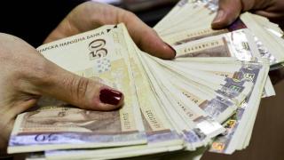 Дама на 30 години, жител на средно голям град, е... 