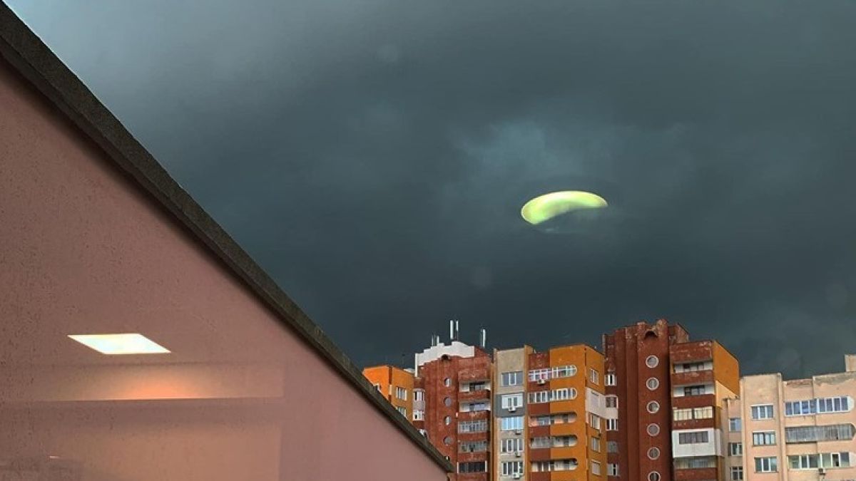 Зловеща фигура в небето стресна Сливен (СНИМКА)