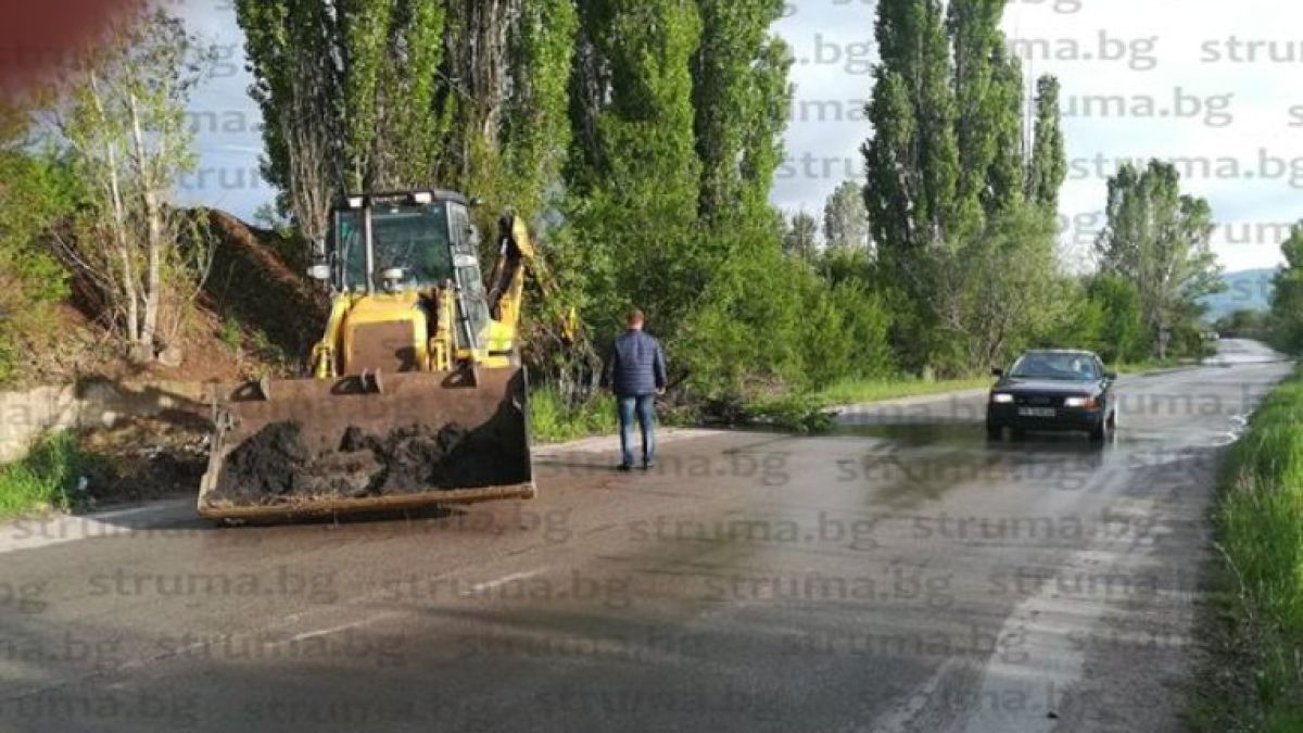 Порой затлачи местна бара, пътят за Дивотино наводнен (СНИМКИ)