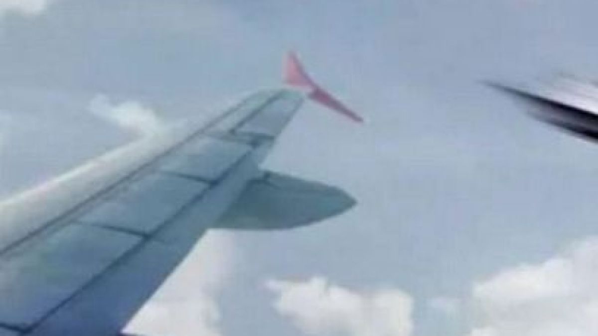 Мъж погледна през илюминатора на самолет и се ококори (ВИДЕО)
