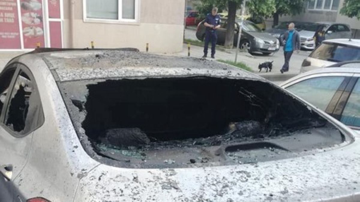 Взривиха три автомобила в центъра на Варна (СНИМКИ)