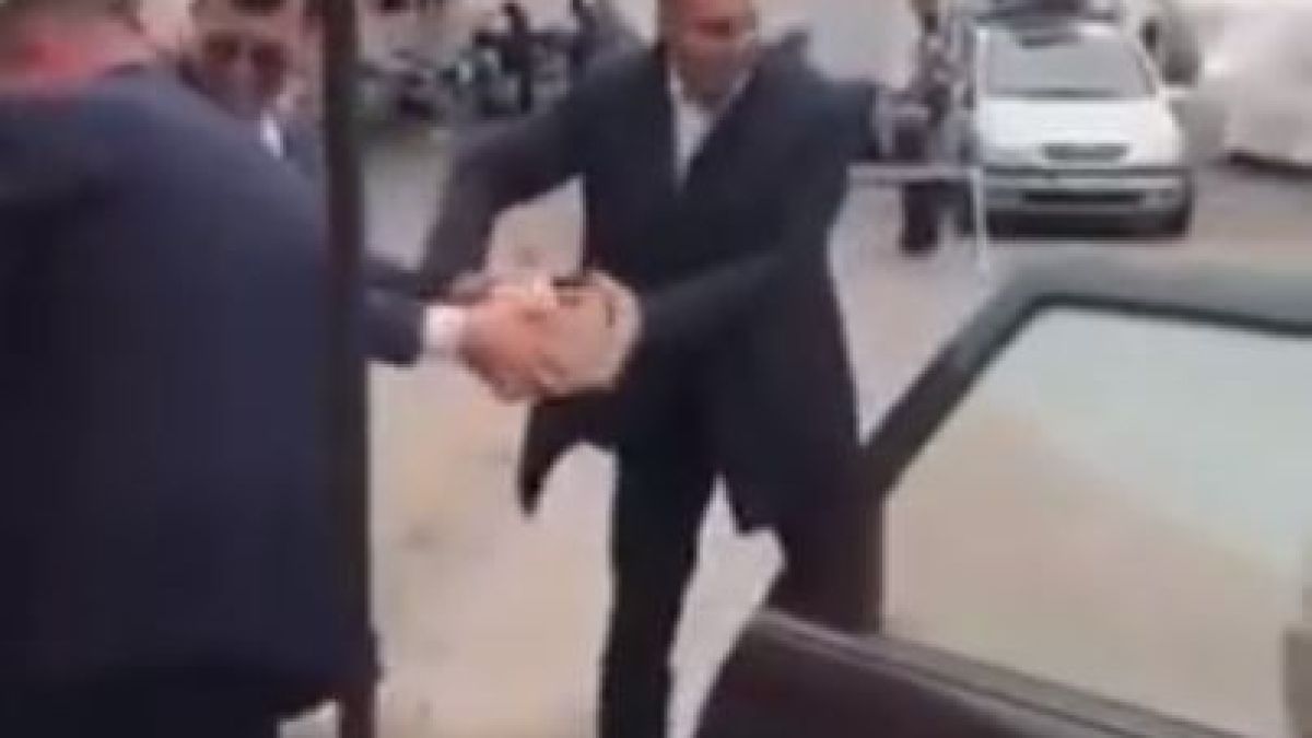 Цветанов стана истински хит в мрежата с това ВИДЕО: Запретна ръкави и...