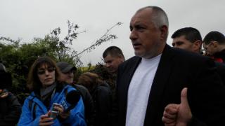 Мъж към премиера: Повече от бат Бойко, никой не е направил. Борисов: Стига, стига, тихо, не се... (ВИДЕО)