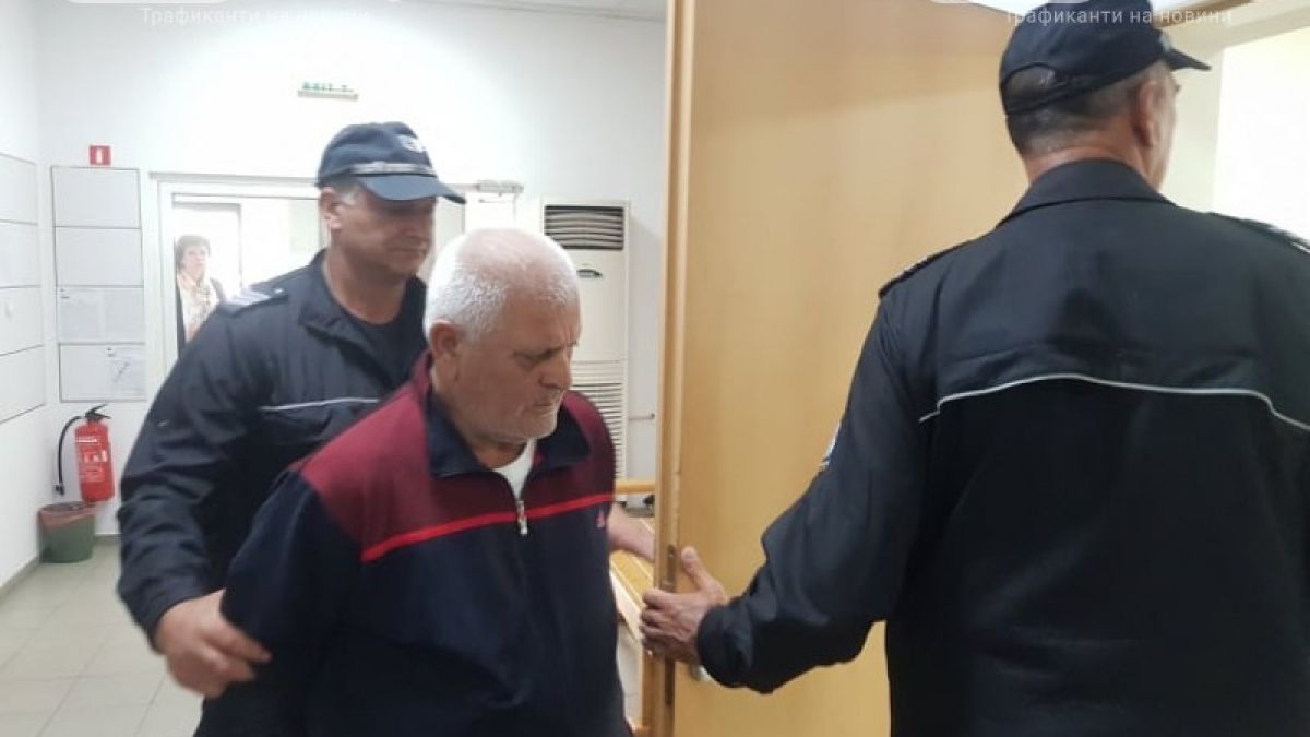 Първи СНИМКИ на гнусния педофил, блудствал с ученичка в рейса 