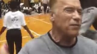Страховит екшън! Чернокожа "нинджа" се опита да убие Арнолд Шварценегер (ВИДЕО)