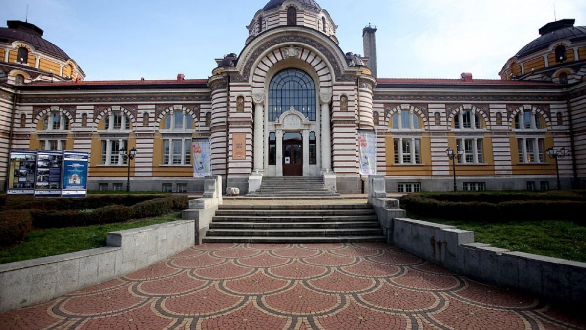 Столичани по халат правят Централната баня в София спа център