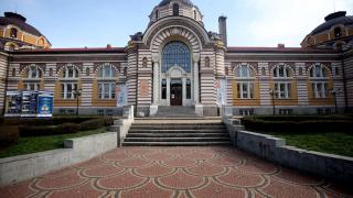 Столичани по халат правят Централната баня в София спа център