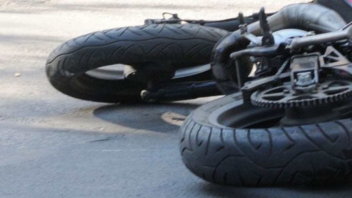 Само в БЛИЦ! Млада двойка се потроши с мотор на столичен булевард 