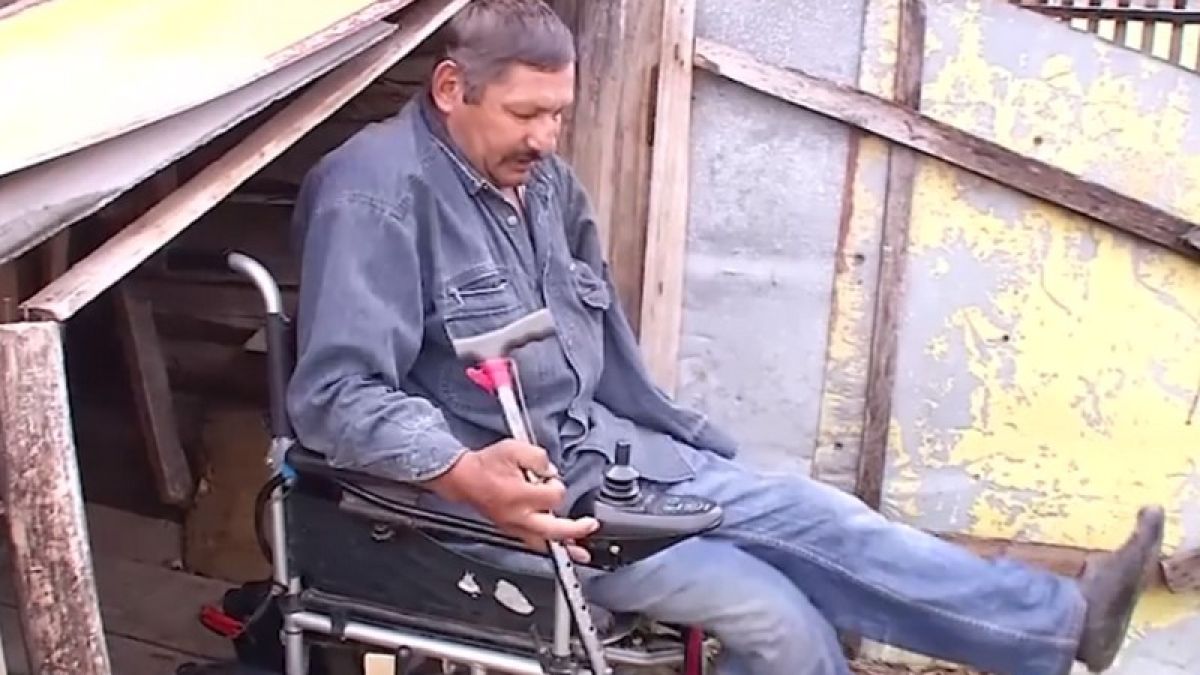 Глобиха човек без ръка и крака за неокосена морава