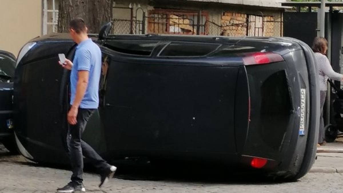 Пловдивски шофьор ококори всички с екстравагантно паркиране (СНИМКИ)