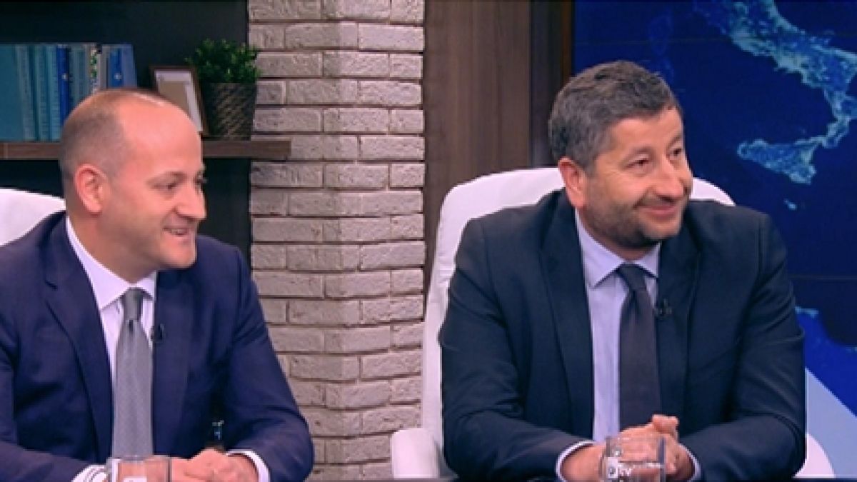 Двама юнаци със скъпи байраци