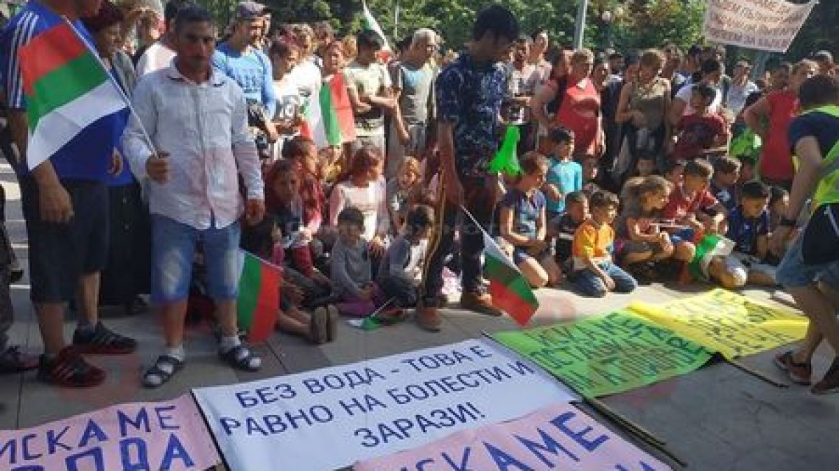 Цигани с неплатени 100 000 лв за ВиК окупираха площада в Бургас, води ги българка от Германия