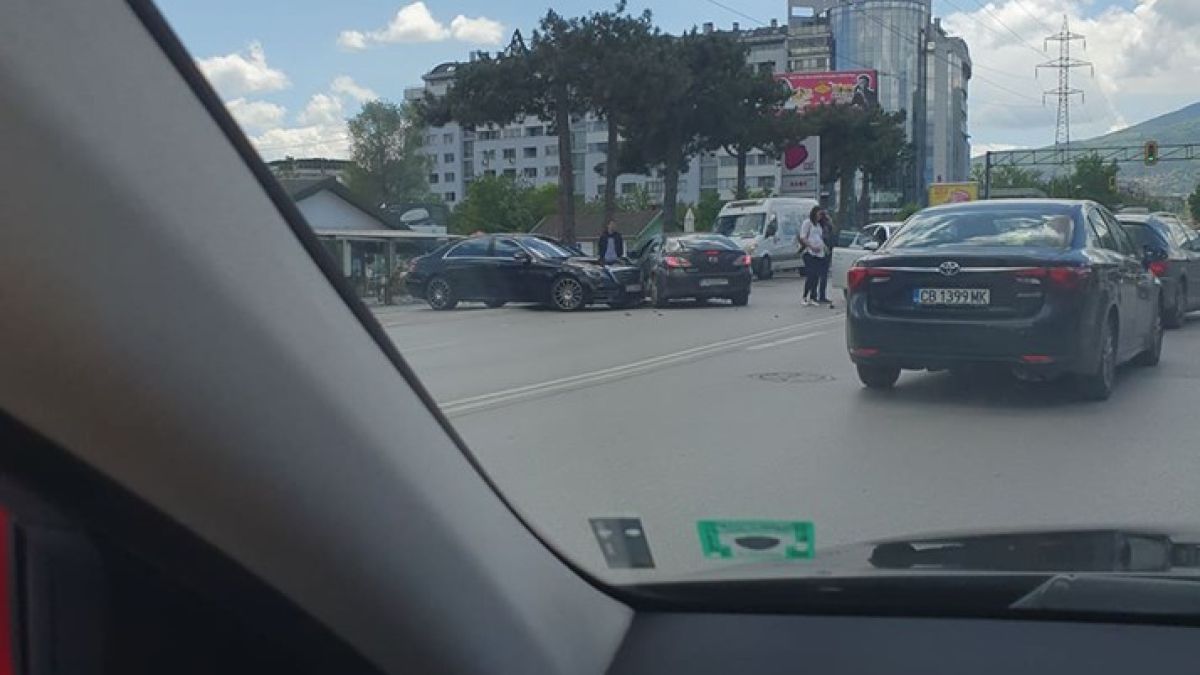 Три коли се удариха и задръстиха "Симеоновско шосе" (СНИМКИ)
