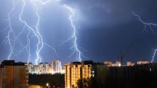 Жълт код за гръмотевични бури и порои в 10 области днес (КАРТА)