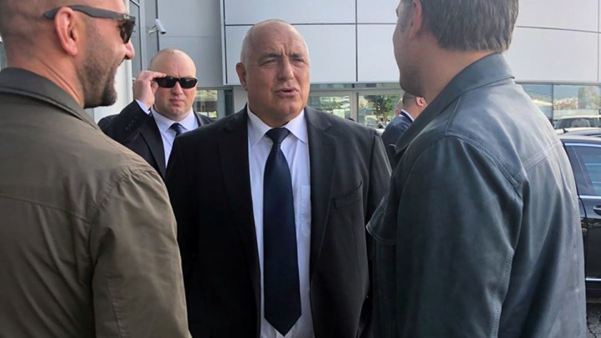 Първо в БЛИЦ: Премиерът с интересна среща пред сградата на Нова (СНИМКИ)