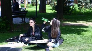 Фоторепортаж в БЛИЦ: С биричка в ръка ученички се упражняват на моравата