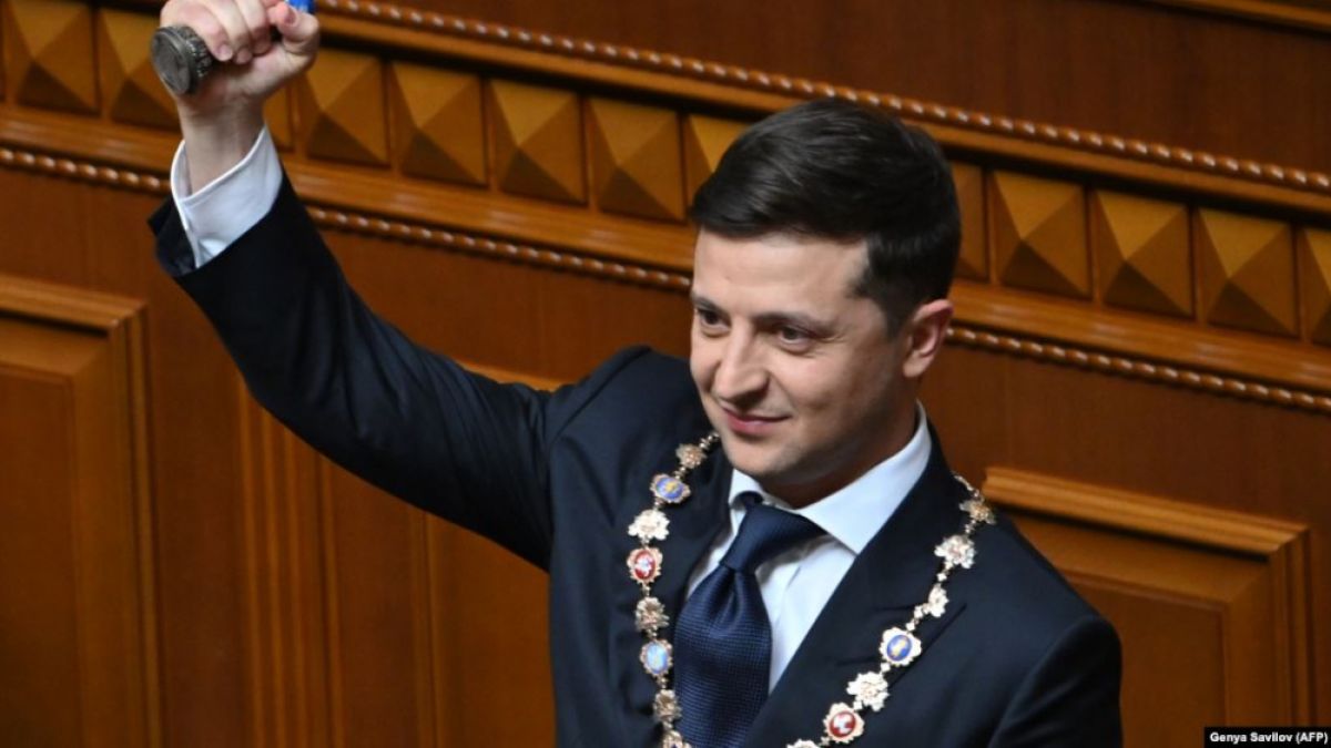 Партията на Зеленски „Слуга на народа“ гази Блока на Порошенко с 30% преднина