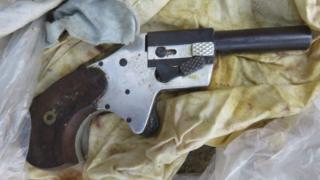 Пишман рецидивист се простреля в тестисите, докато криел наркотици в ануса си   