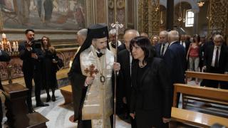 Караянчева и българската делегация пеят "Върви народе възродени" с българи в базиликата Сан Клементе в Рим