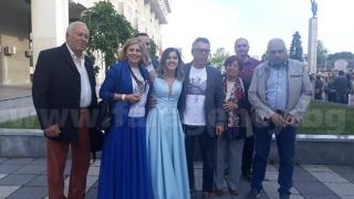 Дъщеря на прокурор и бивш радиоводещ стана приказно красива абитуриентка 