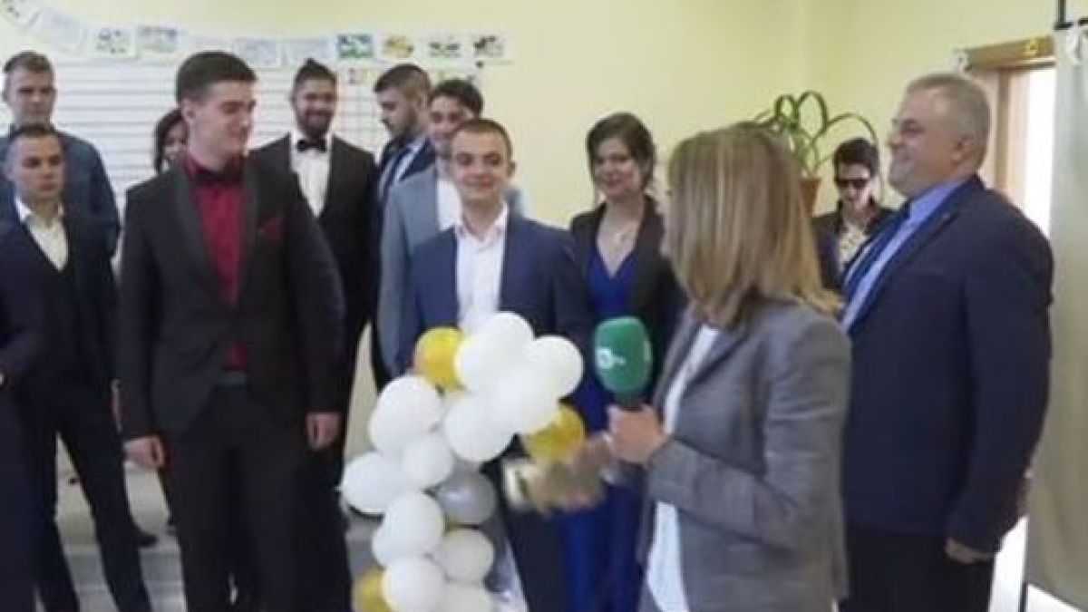 От кръчмата пред урната – абитуриенти сляха бала с изборите