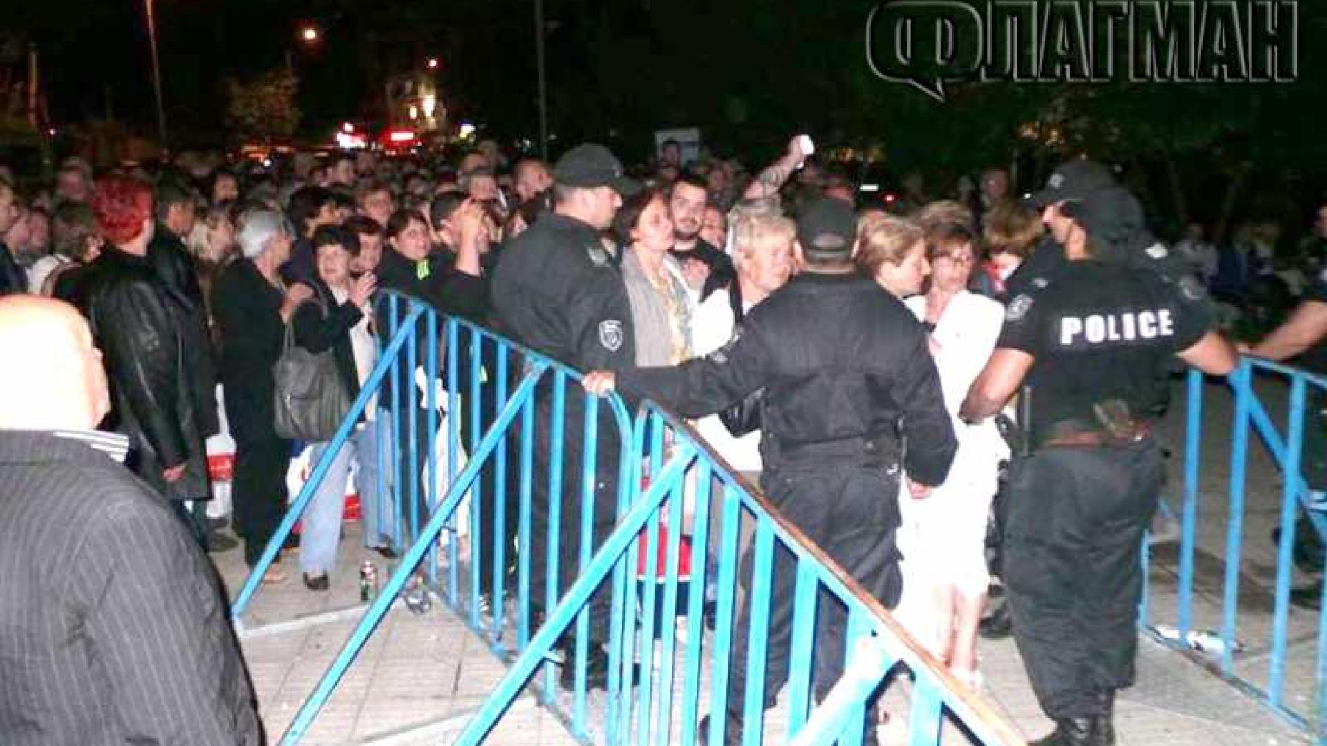 Скандал и хаос в Бургас: Председатели и секретари не се явиха на работа в изборните секции