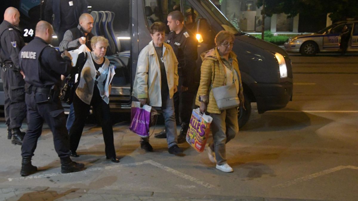 Без затруднения при предаването на изборните протоколи в "Арена Армеец" (СНИМКИ)