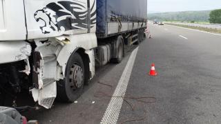 Ужас на АМ "Струма"! ТИР помля жена, бутала "Корсата" си (СНИМКИ)