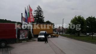 Екшън в Мездра! Трабант се заби в ТИР и се разцепи 