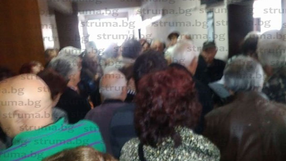 Стотици жертви на дупнишкия фараон Георги Близнаков окупираха съда 