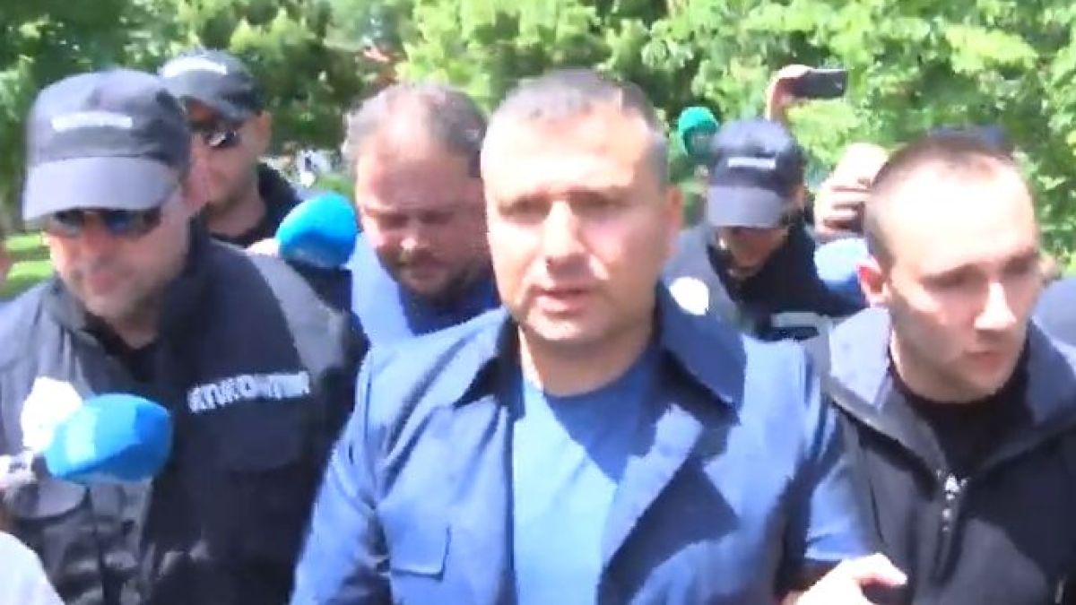 Оковаха кмета на Божурище в белезници, той твърди: Успешен съм!  (ВИДЕО)