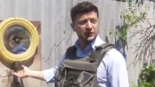 Президентът на Украйна изпробва издържливи ли са леглата на бойците в Донбас (ВИДЕО)
